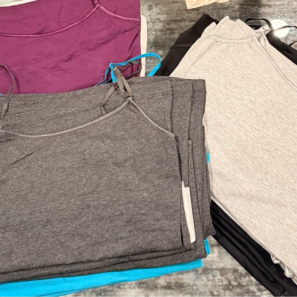 BOGO SALE!!!!! 🎁🎁🎁🎁
Assorted Tank Tops / adjustable straps in built-in bra